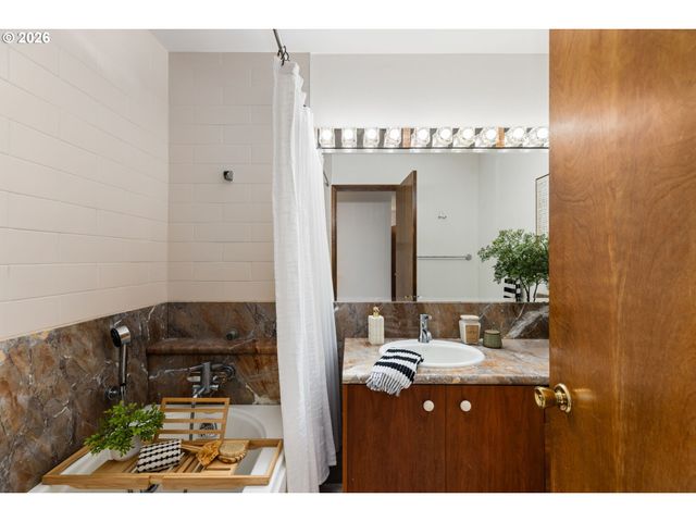 3023 Sw COLLINS Ct, Portland, OR 97219