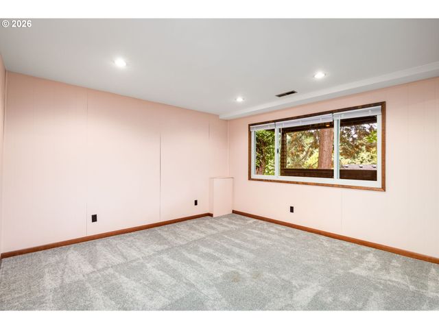 3023 Sw COLLINS Ct, Portland, OR 97219