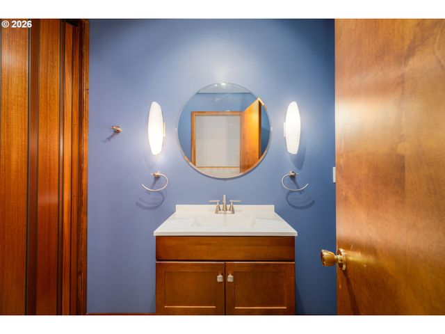 3023 Sw COLLINS Ct, Portland, OR 97219