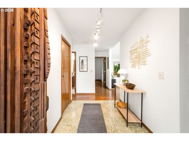3023 Sw COLLINS Ct, Portland, OR 97219