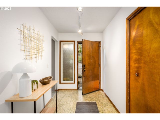 3023 Sw COLLINS Ct, Portland, OR 97219