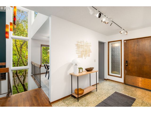 3023 Sw COLLINS Ct, Portland, OR 97219