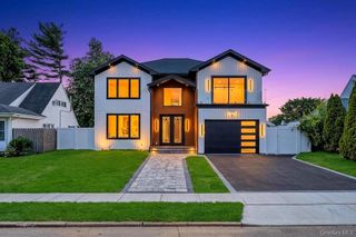 8 Table Lane, Hicksville, NY 11801