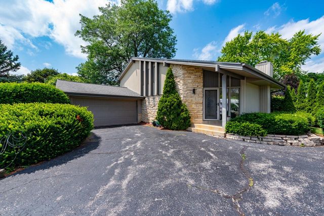 17020 Deer Park DRIVE, Brookfield, WI 53005