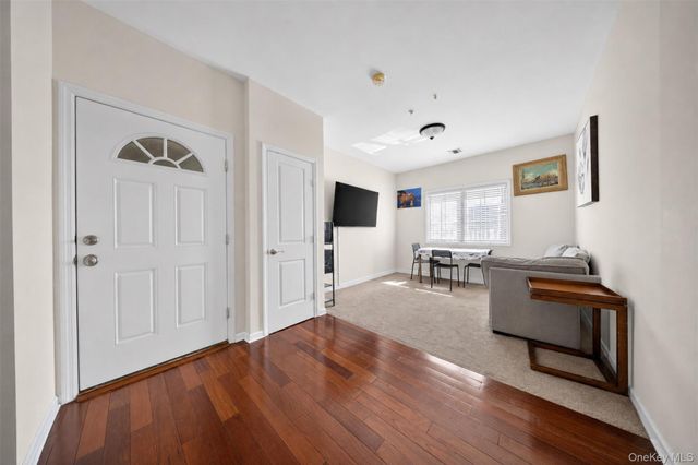 330 Maple Avenue 2, Westbury, NY 11590