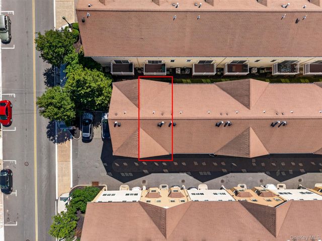 330 Maple Avenue 2, Westbury, NY 11590