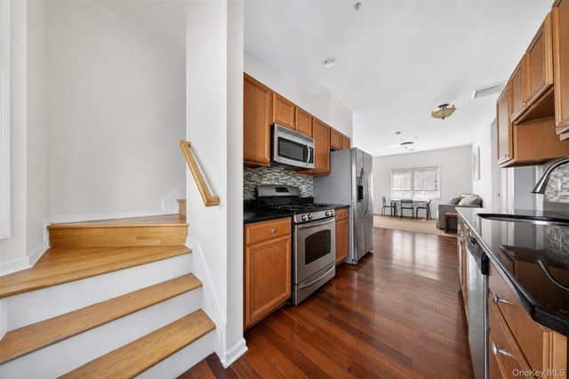330 Maple Avenue 2, Westbury, NY 11590