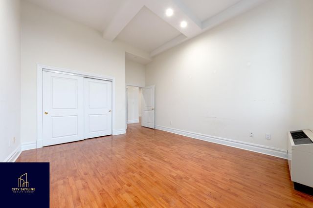 4502 Ditmars Blvd Apt 134, New York City, NY 11105