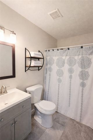 900 Glenwood Ct, Cranberry Twp, PA 16066