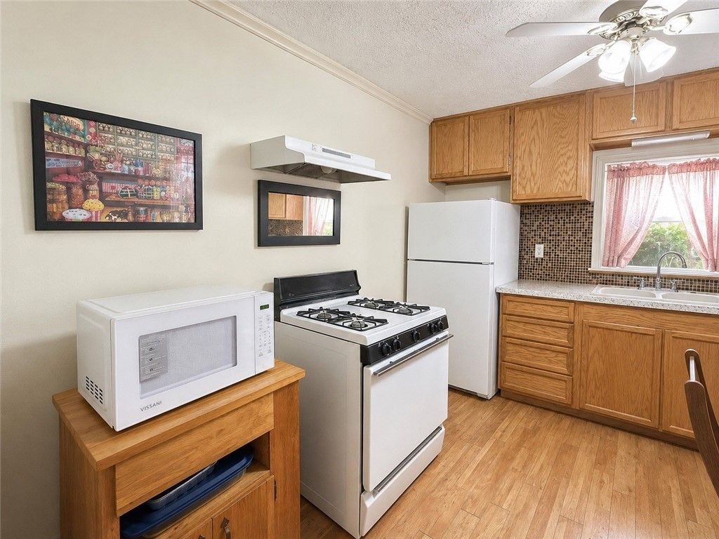 518 Commerce St, Portland, TX 78374 — photo 5