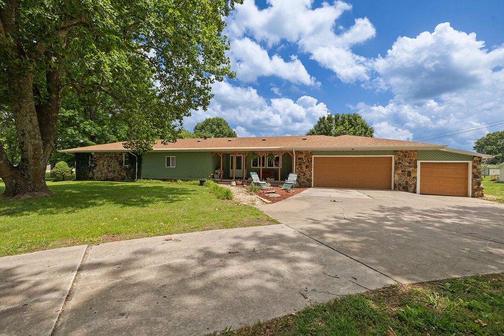 5008 S Cloverdale Lane, Battlefield, MO 65619