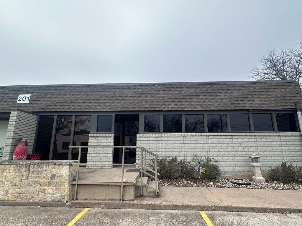 201 Ferris Avenue Suite I, Waxahachie, TX 75165