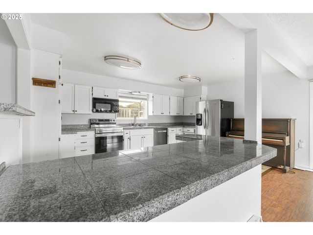 1214 RANSOM Ave, Brookings, OR 97415