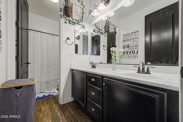 2528 E TOMAHAWK Court, Gilbert, AZ 85298