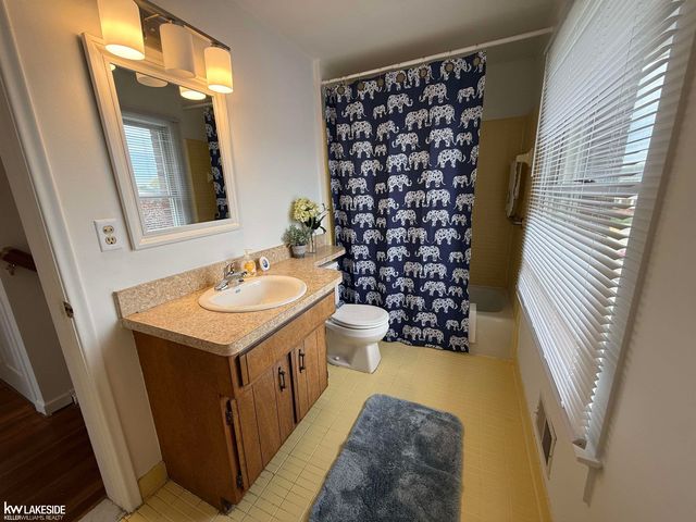 20016 Great Oaks Circle North Street, Clinton Township, MI 48038