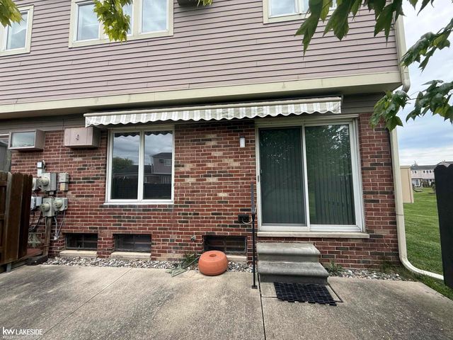 20016 Great Oaks Circle North Street, Clinton Township, MI 48038