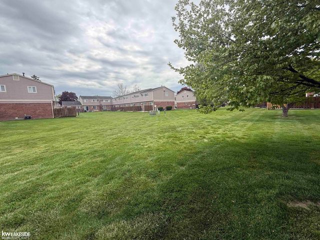 20016 Great Oaks Circle North Street, Clinton Township, MI 48038