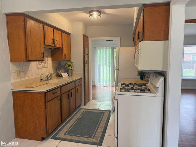 20016 Great Oaks Circle North Street, Clinton Township, MI 48038