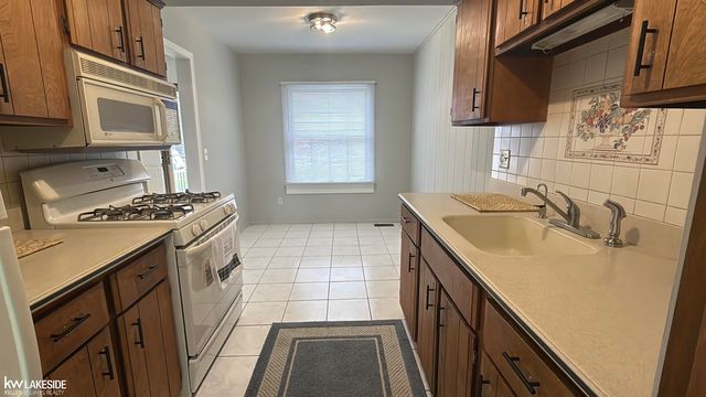 20016 Great Oaks Circle North Street, Clinton Township, MI 48038
