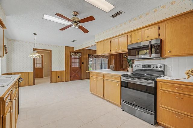 131 Lily Street, Lake Jackson, TX 77566