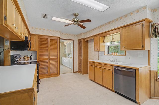 131 Lily Street, Lake Jackson, TX 77566