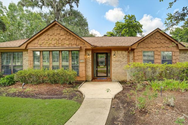 131 Lily Street, Lake Jackson, TX 77566