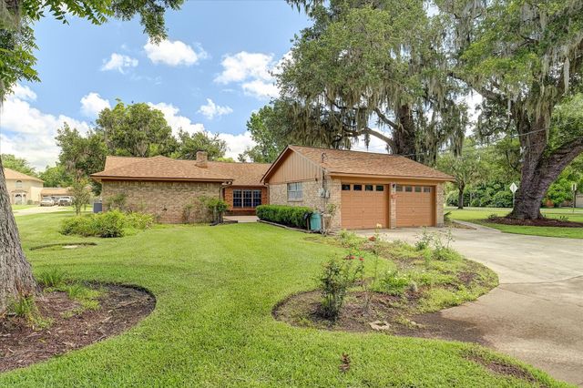 131 Lily Street, Lake Jackson, TX 77566