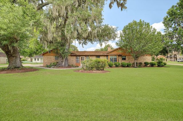 131 Lily Street, Lake Jackson, TX 77566
