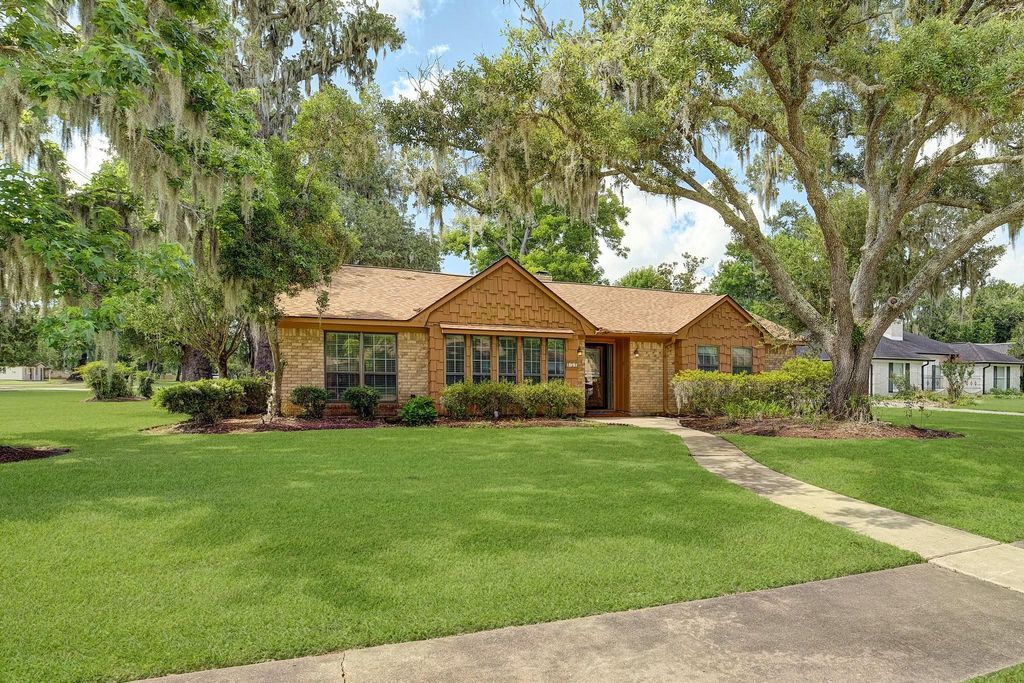 131 Lily Street, Lake Jackson, TX 77566