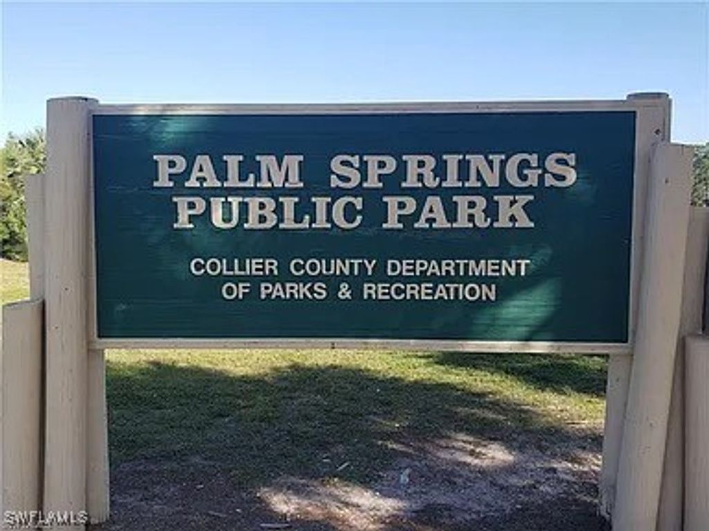 658 Palm Lake DR, Naples, FL 34104