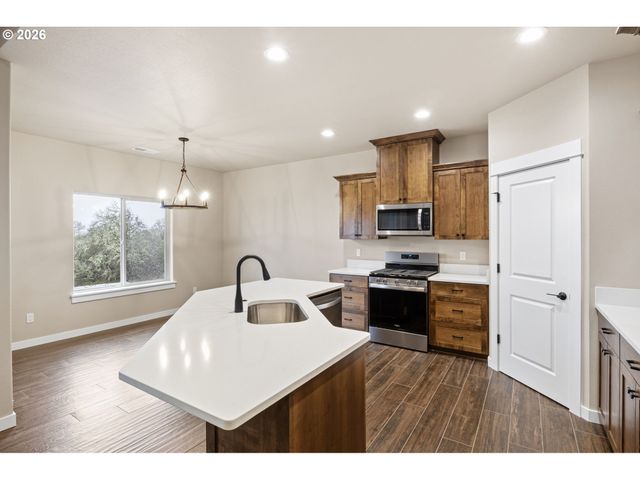 909 DURHAM Ave, Sutherlin, OR 97479