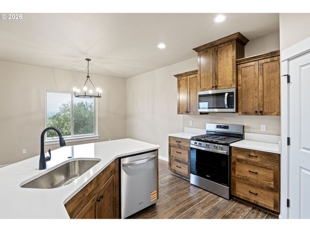 909 DURHAM Ave, Sutherlin, OR 97479