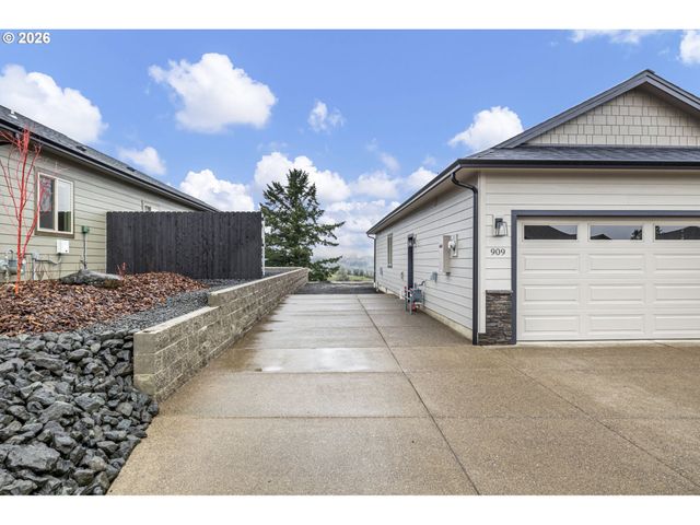 909 DURHAM Ave, Sutherlin, OR 97479