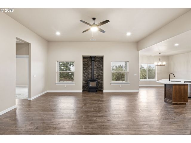 909 DURHAM Ave, Sutherlin, OR 97479