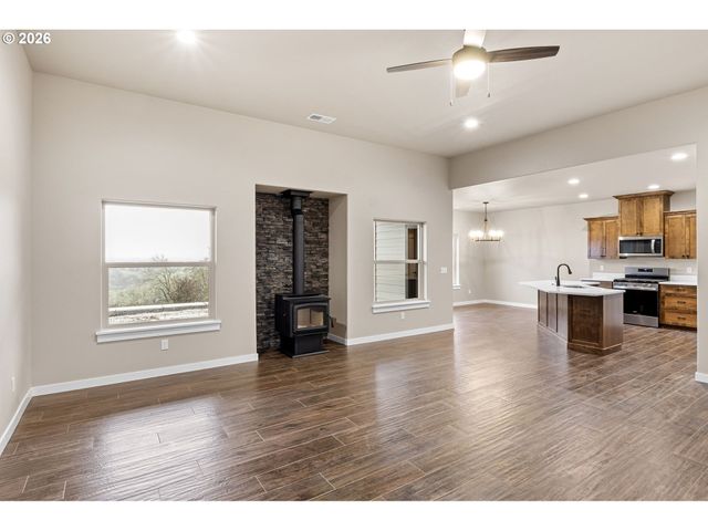 909 DURHAM Ave, Sutherlin, OR 97479