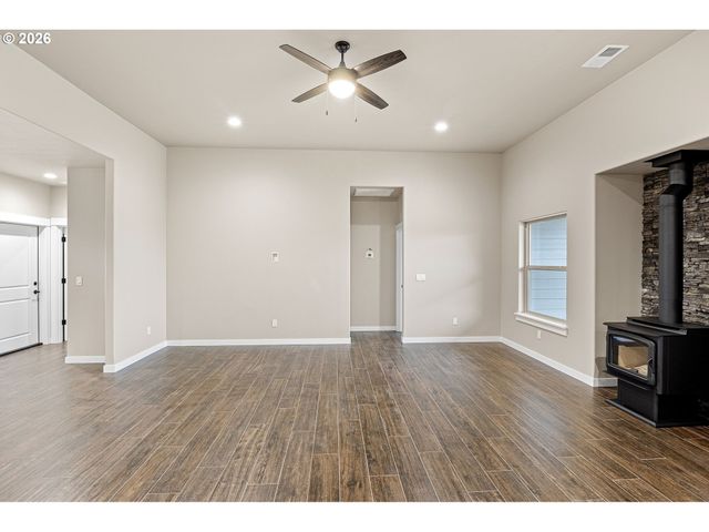 909 DURHAM Ave, Sutherlin, OR 97479