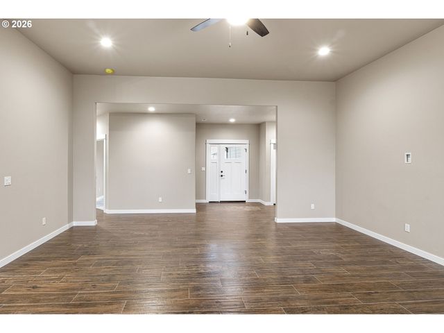 909 DURHAM Ave, Sutherlin, OR 97479