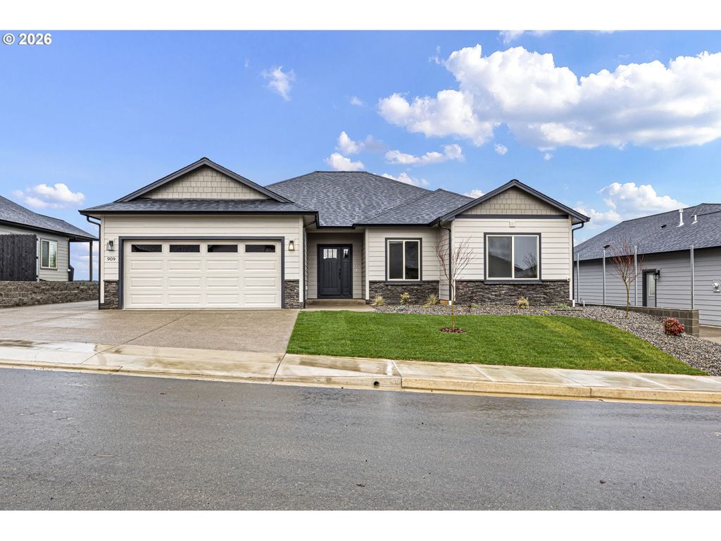 909 DURHAM Ave, Sutherlin, OR 97479