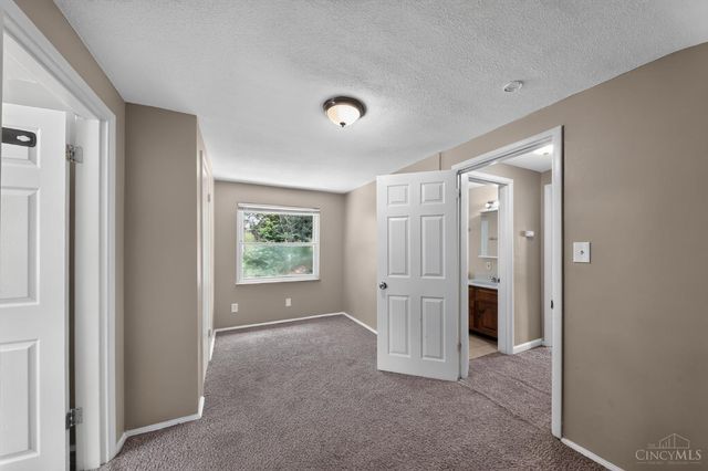 1703 Ashbrook Drive, Cincinnati, OH 45238