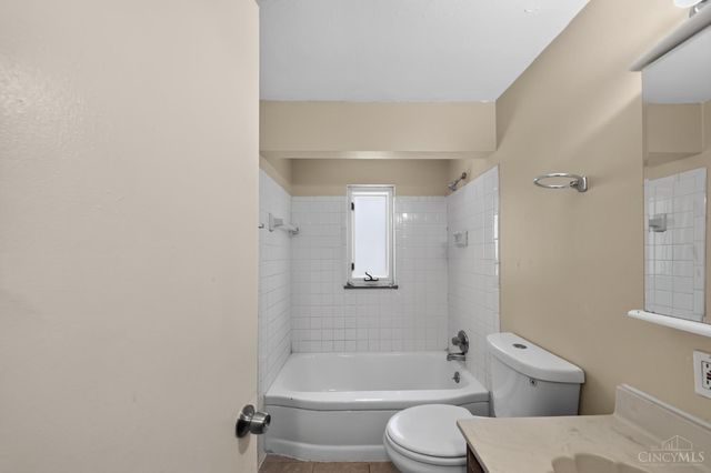 1703 Ashbrook Drive, Cincinnati, OH 45238