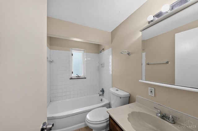 1703 Ashbrook Drive, Cincinnati, OH 45238