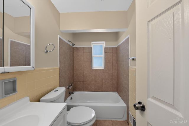 1703 Ashbrook Drive, Cincinnati, OH 45238