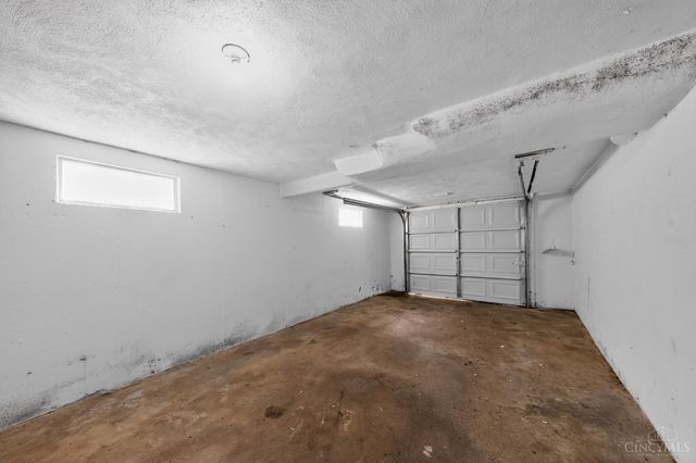 1703 Ashbrook Drive, Cincinnati, OH 45238