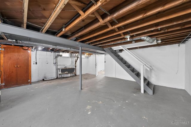 1703 Ashbrook Drive, Cincinnati, OH 45238