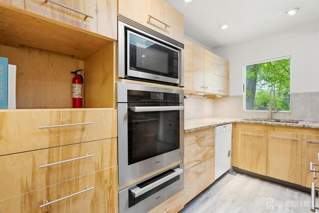 98 S Main Street S, Cranbury, NJ 08512