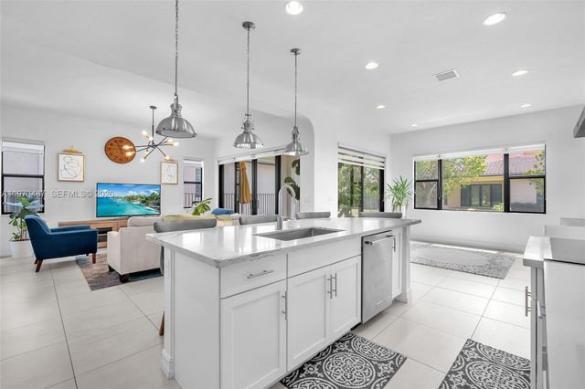 1052 SW 113th Way 1052, Pembroke Pines, FL 33025