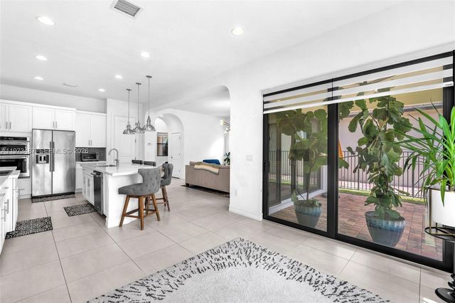 1052 SW 113th Way 1052, Pembroke Pines, FL 33025