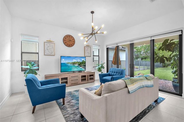 1052 SW 113th Way 1052, Pembroke Pines, FL 33025