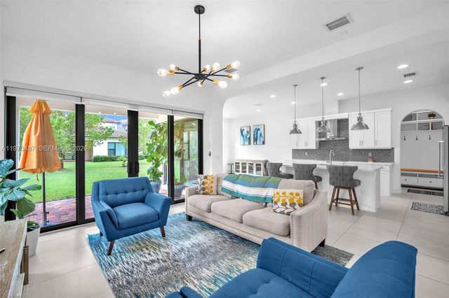 1052 SW 113th Way 1052, Pembroke Pines, FL 33025