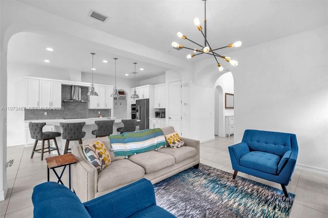 1052 SW 113th Way 1052, Pembroke Pines, FL 33025